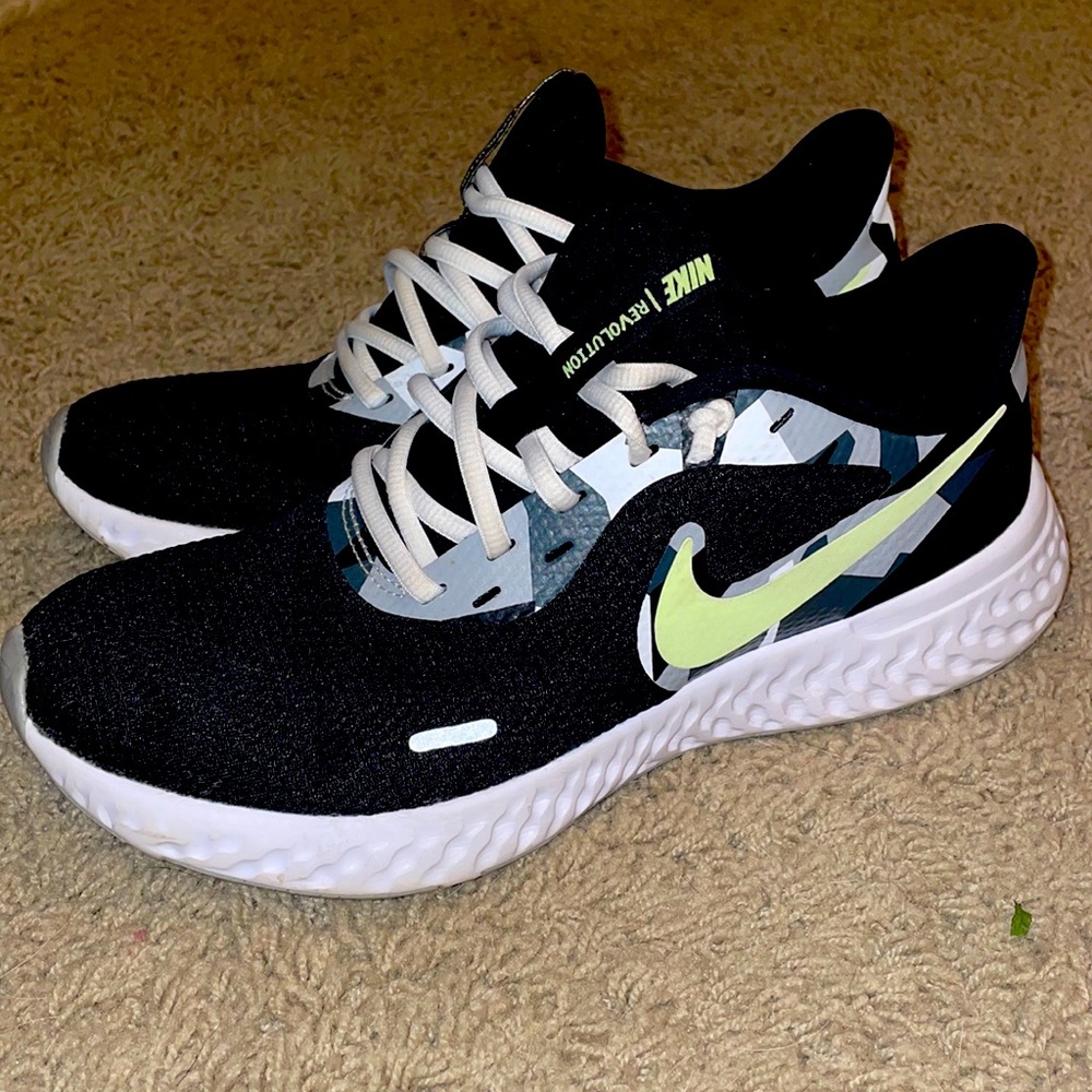 Men’s Nike revolution shoes size 9.5